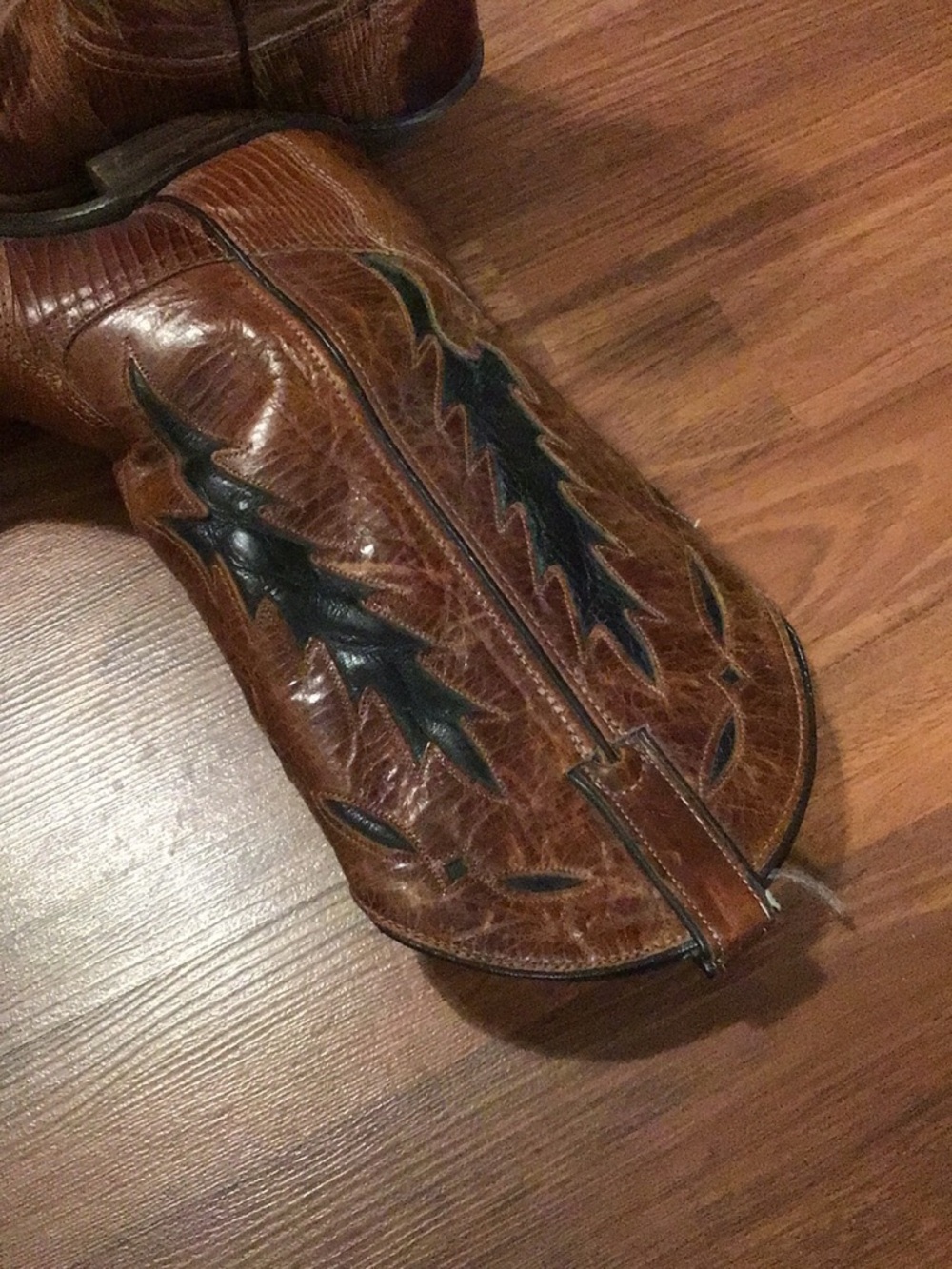 Vintage Brown Leather Western Heeled Boots with Black Accents - Picture 4 of 7